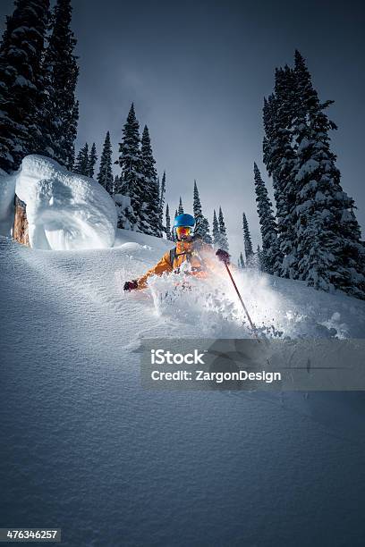 Foto de Esqui Na Neve Fofa e mais fotos de stock de Artigo de vestuário para cabeça - Artigo de vestuário para cabeça, Canadá, Capacete - Capacete esportivo