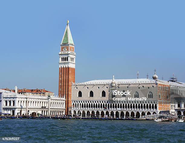 Piazza San Marco Con Campanile E Doge Palace Venezia Italia - Fotografie stock e altre immagini di Acqua