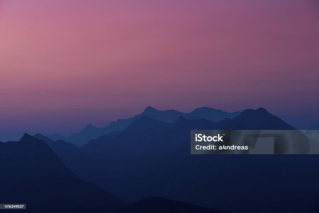 Las montañas de silhouette at dawn - Foto de stock de Aire libre libre de derechos