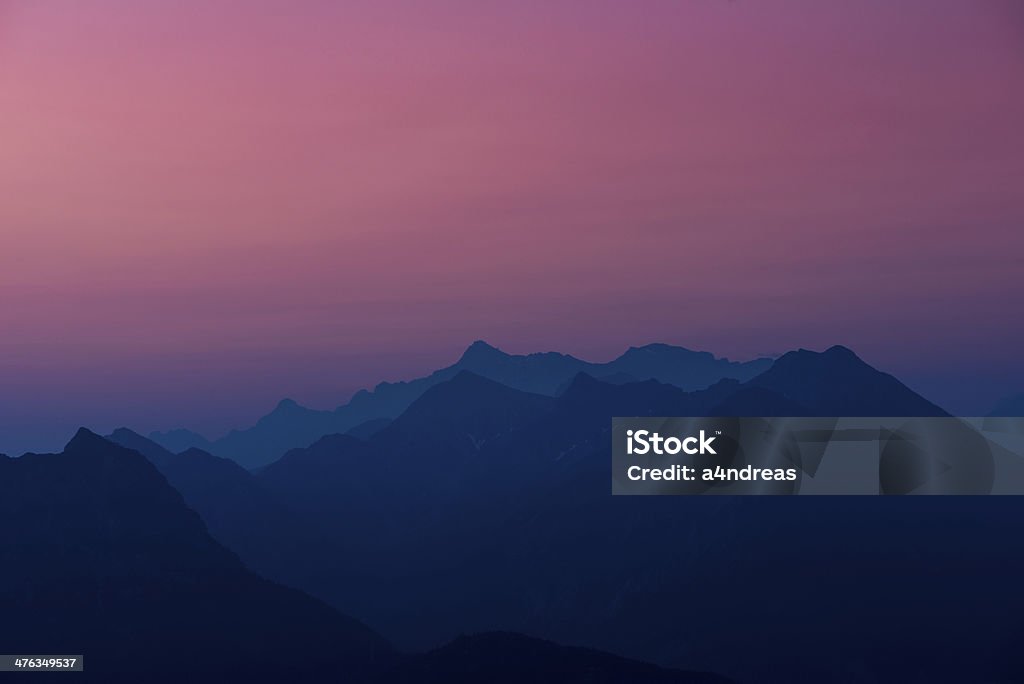 Silhueta de montanha ao amanhecer - Foto de stock de Amarelo royalty-free