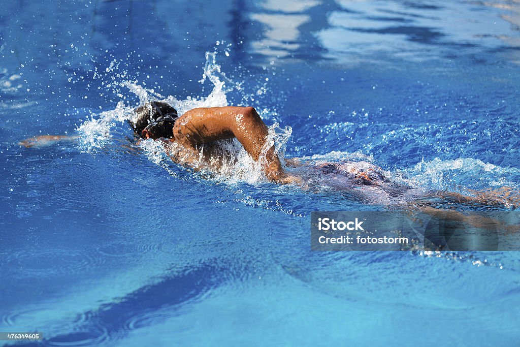 Mann Schwimmen im Swimmingpool - Lizenzfrei Aktiver Lebensstil Stock-Foto