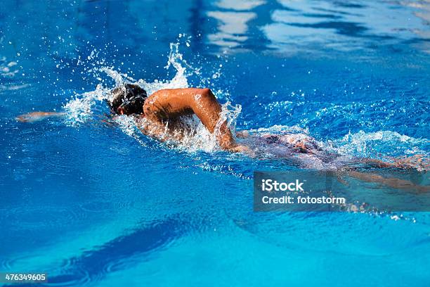 Photo libre de droit de Homme Nager Dans La Piscine banque d'images et plus d'images libres de droit de Activité - Activité, Adulte, Bleu