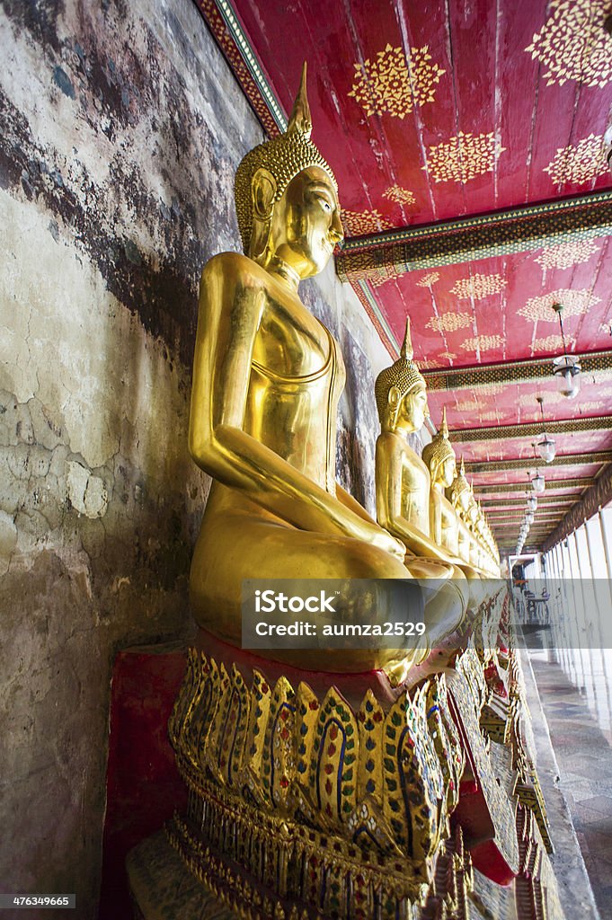 golden buddhas w wat sutat - Zbiór zdjęć royalty-free (Azja)