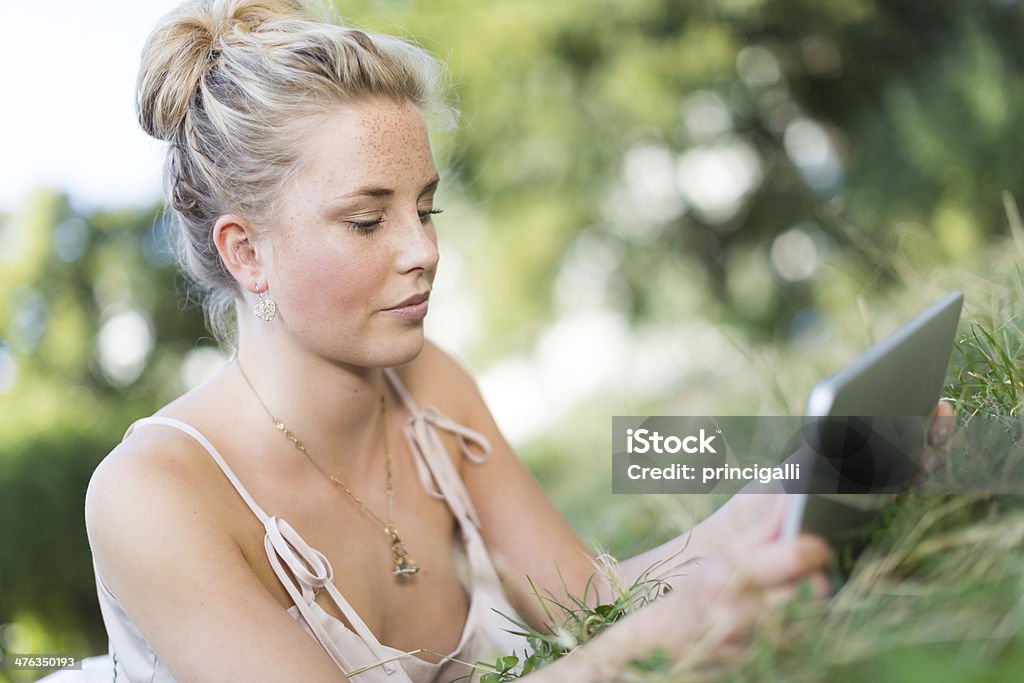 Mulher com computador tablet ao ar livre - Royalty-free Adolescente Foto de stock