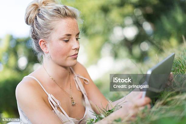 Mulher Com Computador Tablet Ao Ar Livre - Fotografias de stock e mais imagens de Adolescente - Adolescente, Adulto, Ao Ar Livre