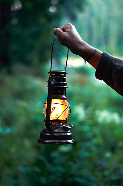 lanterna de mão - oil lantern imagens e fotografias de stock