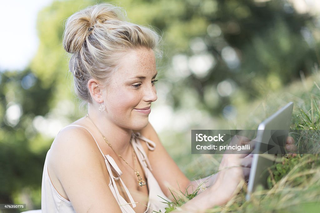 Jovem mulher com Tablet computador - Foto de stock de Adulto royalty-free