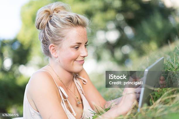 Foto de Jovem Mulher Com Tablet Computador e mais fotos de stock de Adulto - Adulto, Computador, Dia