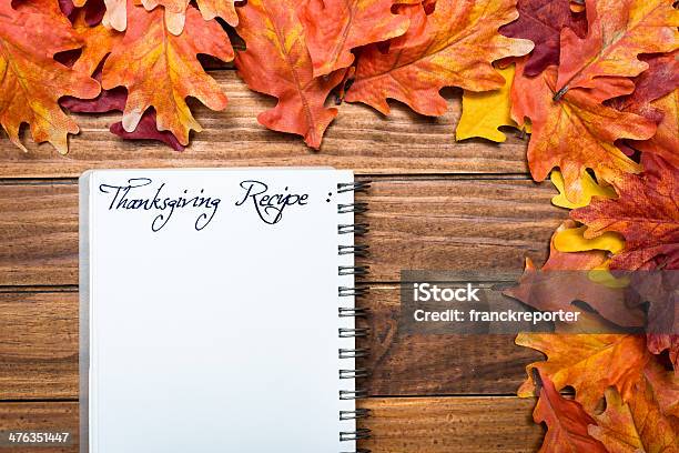 Thanksgiving Receita No Outono Folhas Fundo - Fotografias de stock e mais imagens de Abstrato - Abstrato, Amarelo, Antigo