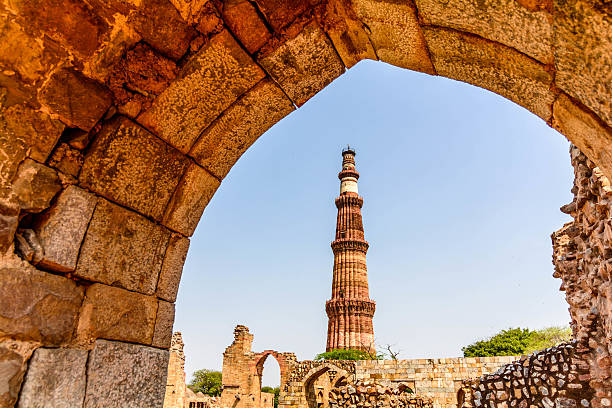qutub minar tower, delhi india - qutub imagens e fotografias de stock
