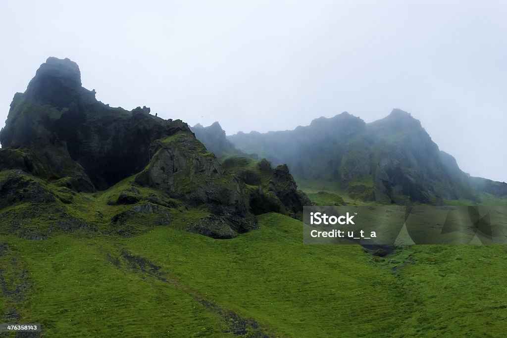 Verde rocks de Islandia en la noche de verano - Foto de stock de Arquitectura libre de derechos