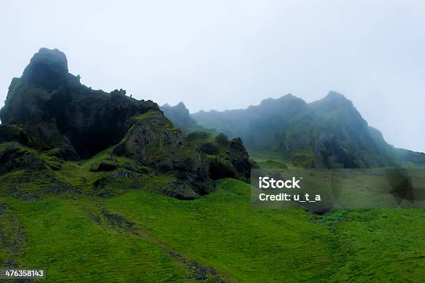 Verde Rocks De Islandia En La Noche De Verano Foto de stock y más banco de imágenes de Arquitectura - Arquitectura, Azul, Culturas