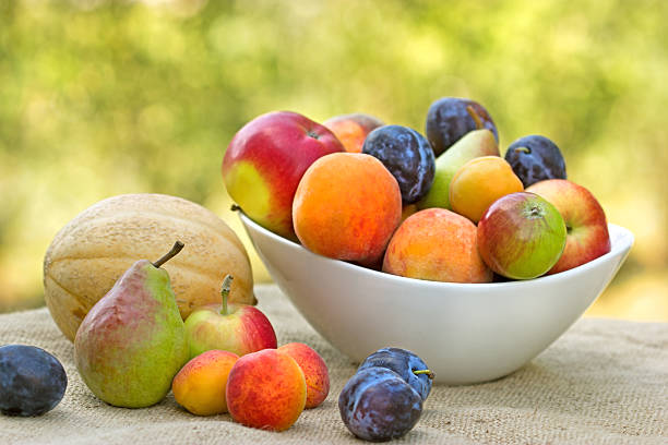 orgánico de frutas frescas - tazón para frutas fotografías e imágenes de stock