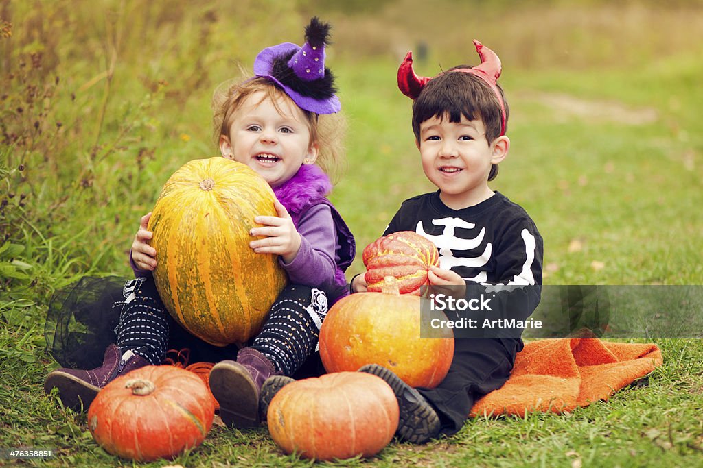 Festeggiare Halloween bambini - Foto stock royalty-free di 2-3 anni