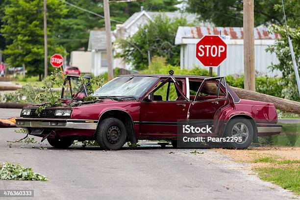 Rottami Di Auto - Fotografie stock e altre immagini di Automobile - Automobile, Danneggiato, Albero