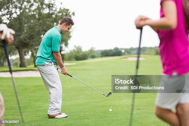 Preparati A Giocare A Golf Giocando A Golf Con La Famiglia - Fotografie stock e altre immagini di Abbigliamento sportivo