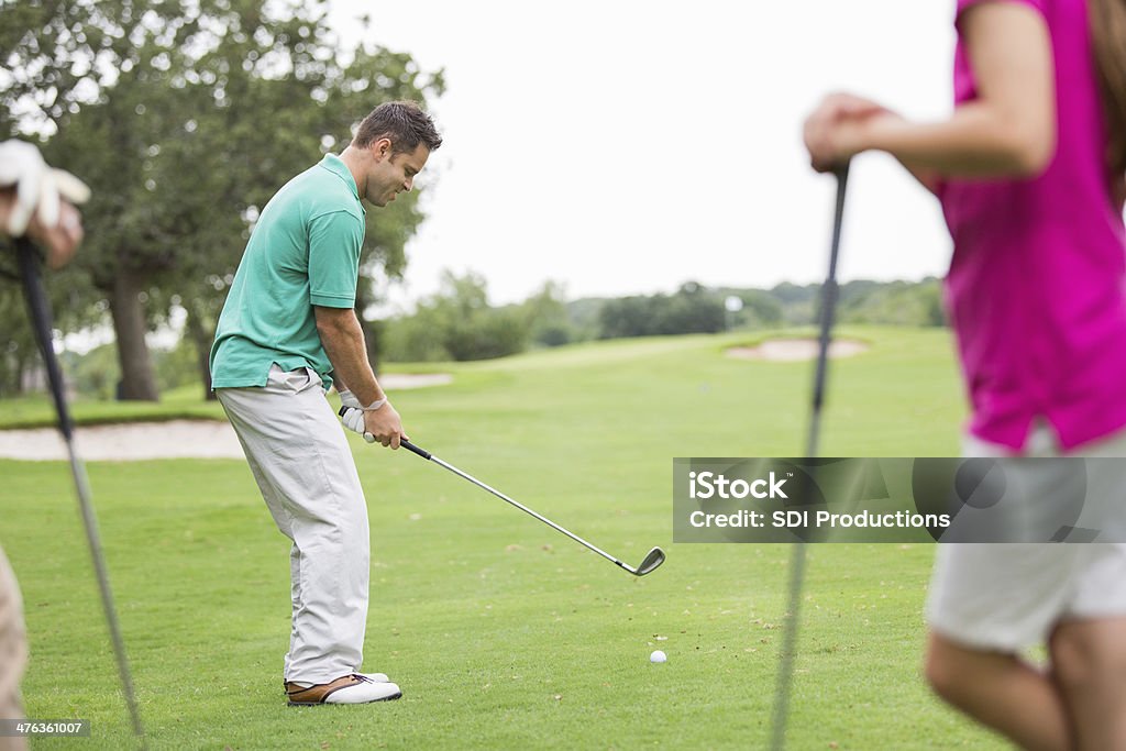 Golfista preparar para tee desligar enquanto estiver a jogar golfe com a família - Royalty-free Ao Ar Livre Foto de stock