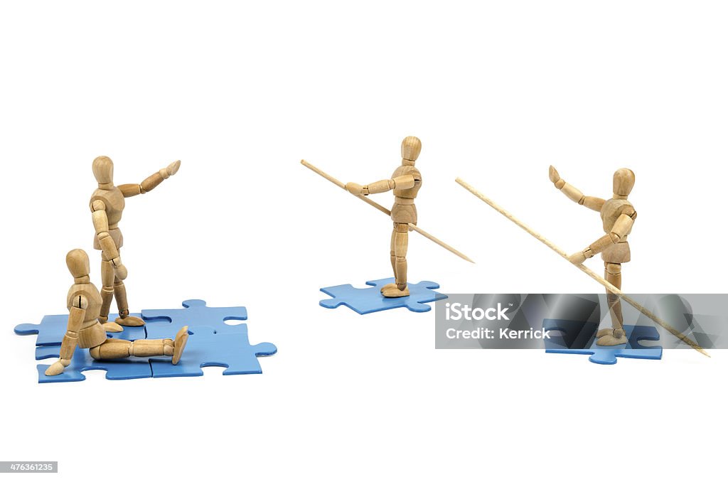 Mannequin en bois et de la nouvelle solution jigsaws - Photo de Aboutissement libre de droits