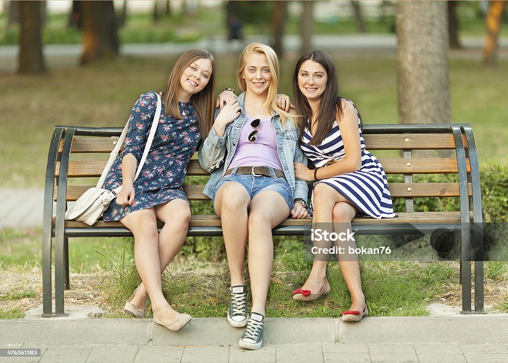 Três mulheres jovens relaxante na cidade. - Royalty-free 18-19 Anos Foto de stock