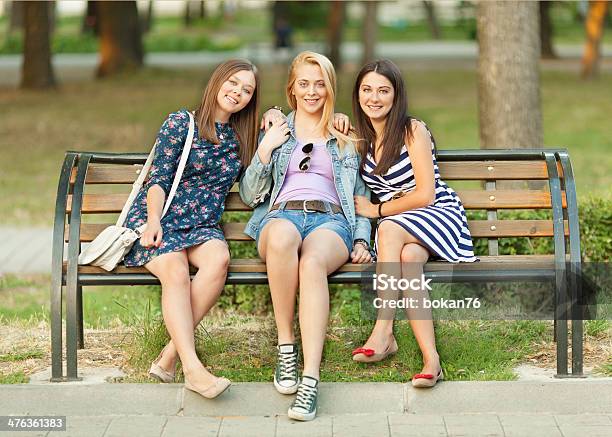 Três Mulheres Jovens Relaxante Na Cidade - Fotografias de stock e mais imagens de 18-19 Anos - 18-19 Anos, 20-29 Anos, Adolescente