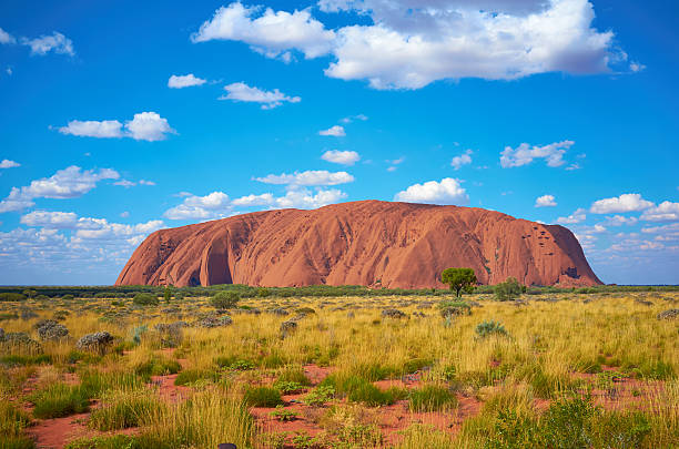 uluru - unesco world heritage site cloud day sunlight zdjęcia i obrazy z banku zdjęć