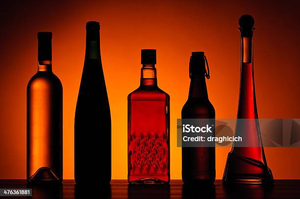 Butelki Napojów Alkoholowych - zdjęcia stockowe i więcej obrazów Alkohol - napój - Alkohol - napój, Alkoholizm, Bar - Lokal gastronomiczny