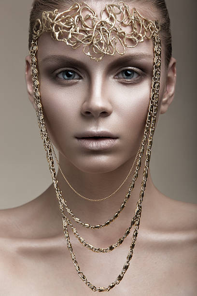 아름다운 소녀 청동색, 창백한 피부, 메이크업 및 특이한 액세서리. - silver exoticism fashion model human face 뉴스 사진 이미지