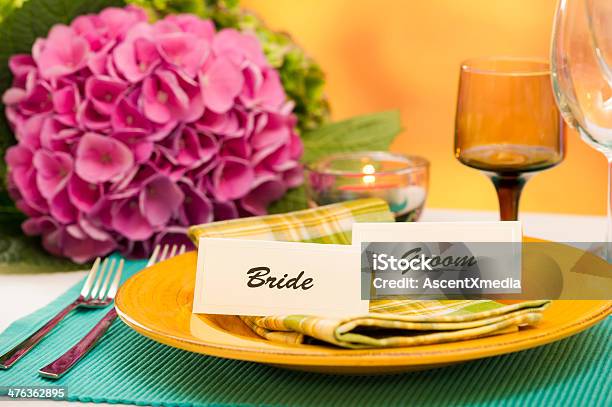 Noiva E Noivo Pôr A Mesa - Fotografias de stock e mais imagens de Banquete - Banquete, Bouquet, Cartão com Nome