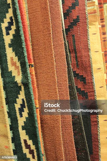 Foto de Cobertor Navajo Tapete Tecido Vitrine De Varejo e mais fotos de stock de Amostra de Tecido - Material Têxtil - Amostra de Tecido - Material Têxtil, Arte, Arte e Artesanato - Assunto