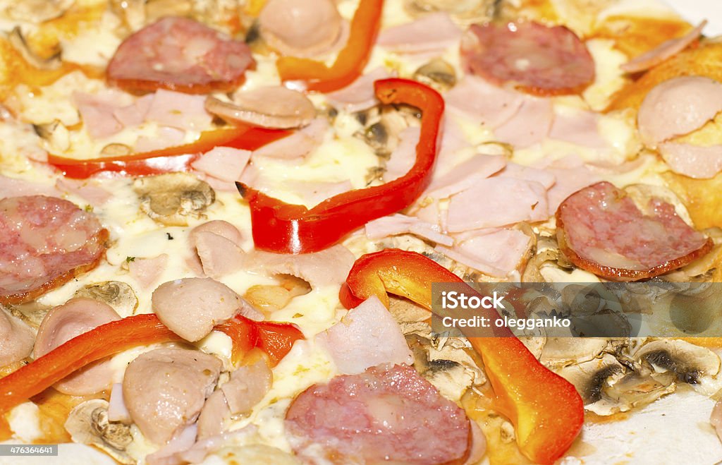 Délicieuse pizza avec des poivrons, jambon, champignons et au fromage. - Photo de Aliment libre de droits