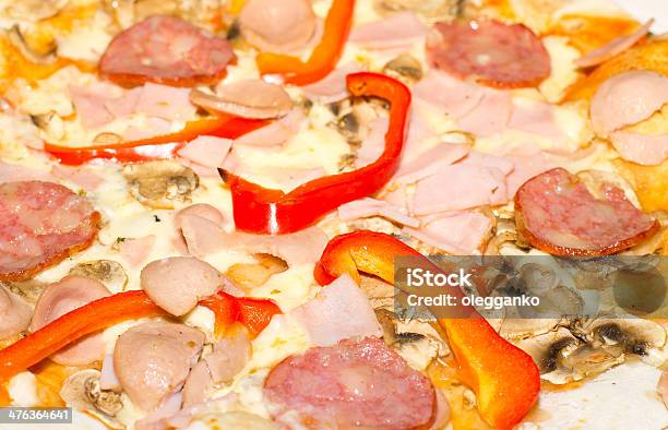 Photo libre de droit de Délicieuse Pizza Avec Des Poivrons Jambon Champignons Et Au Fromage banque d'images et plus d'images libres de droit de Aliment