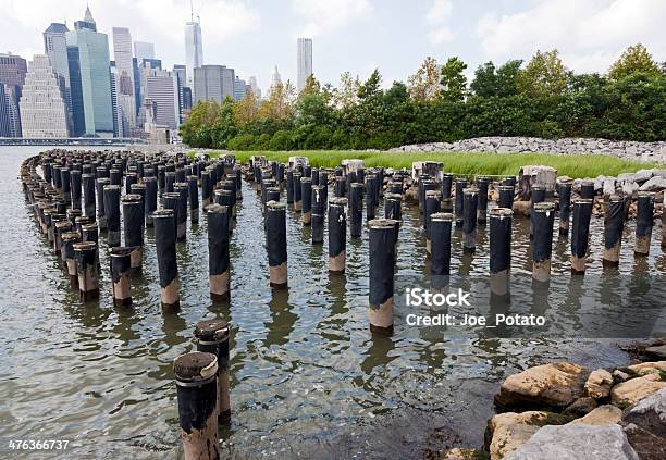 Foto de Horizonte E Pilings e mais fotos de stock de Arranha-céu - Arranha-céu, Brooklyn - New York, Coluna de Madeira