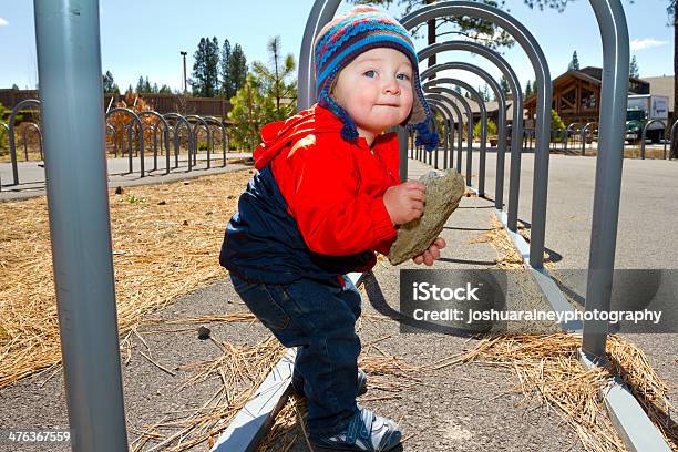 Foto de Um Ano Jogando No Parque e mais fotos de stock de 12-17 meses - 12-17 meses, 12-23 meses, Bebê
