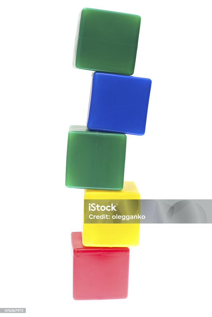 Pirámide de niños de cubos de color aislado sobre fondo blanco. - Foto de stock de Actividad libre de derechos