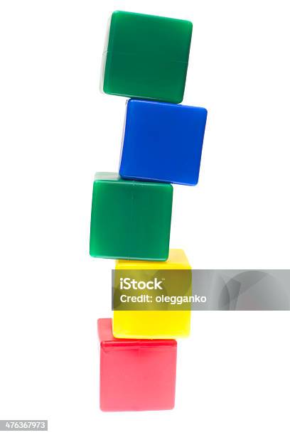 Pirámide De Niños De Cubos De Color Aislado Sobre Fondo Blanco Foto de stock y más banco de imágenes de Actividad