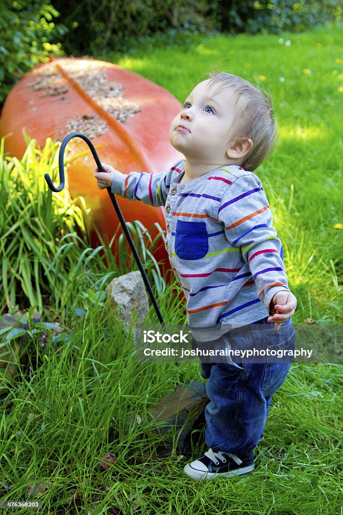 Niño curioso de un año de edad - Foto de stock de 12-17 meses libre de derechos