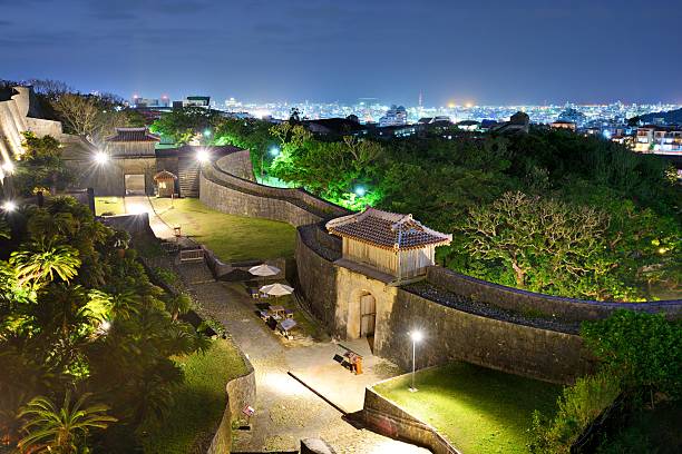 burg shuri in okinawa, japan - shuri castle stock-fotos und bilder