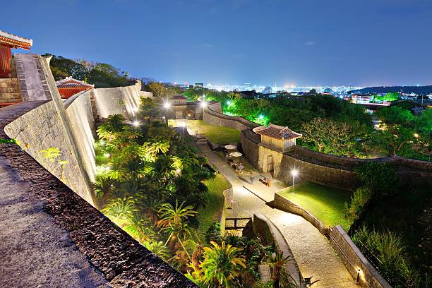 burg shuri in okinawa, japan - shuri castle stock-fotos und bilder