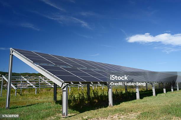 Panel Solar Foto de stock y más banco de imágenes de Central eléctrica solar - Central eléctrica solar, Cielo, Conservación del ambiente