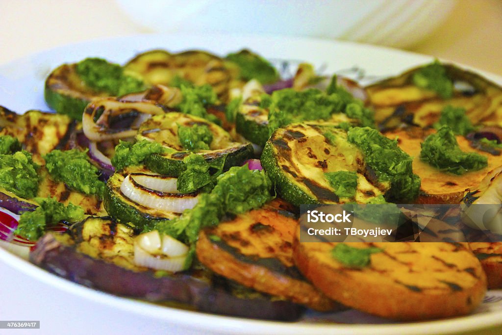 Légumes grillés avec pesto au basilic - Photo de Ail - Légume à bulbe libre de droits
