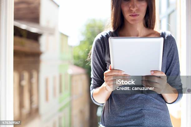 젊은 여자 쥠 현대적인 디지탈 태블릿 25-29세에 대한 스톡 사진 및 기타 이미지 - 25-29세, 갈색 머리, 거실