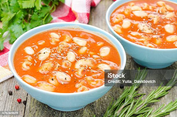 2 杯のトマトスープパスタ白いコーヒー豆ローズマリー - おやつのストックフォトや画像を多数ご用意 - おやつ, スープ, トマト