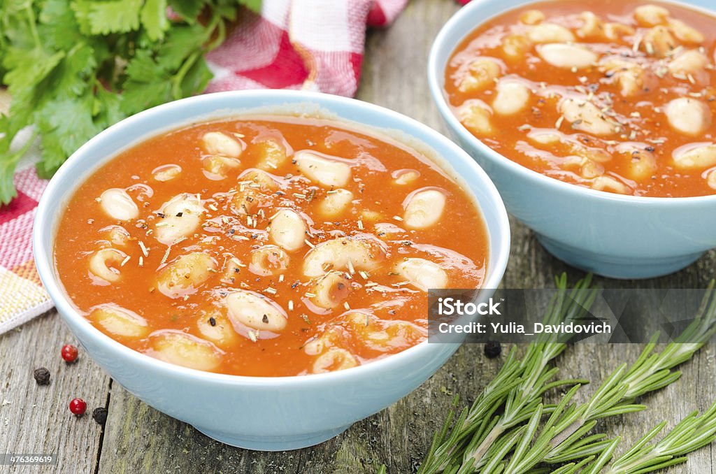 Две чашки из томатный суп с пасты, белой фасоли, розмарин - Стоковые фото Без людей роялти-фри