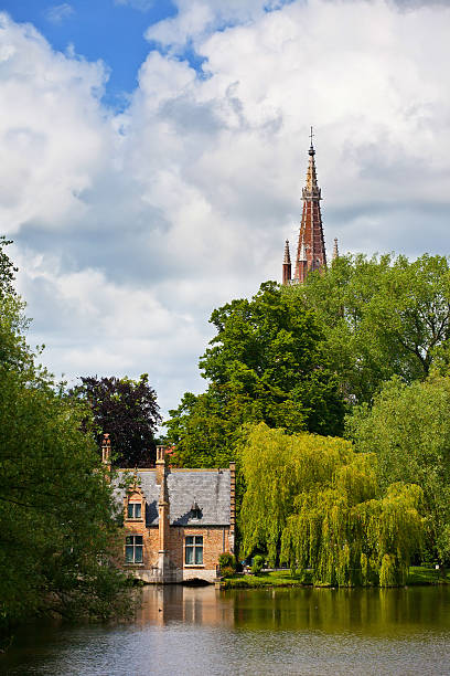 antica vecchia casa in bruges in giornate soleggiate - gable foto e immagini stock