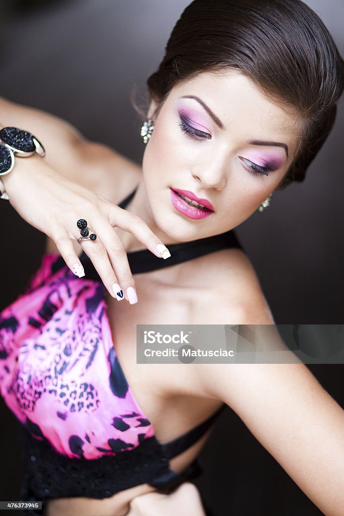 Hermosa Chica con vestido elegante uso de maquillaje profesional - Foto de stock de Belleza libre de derechos