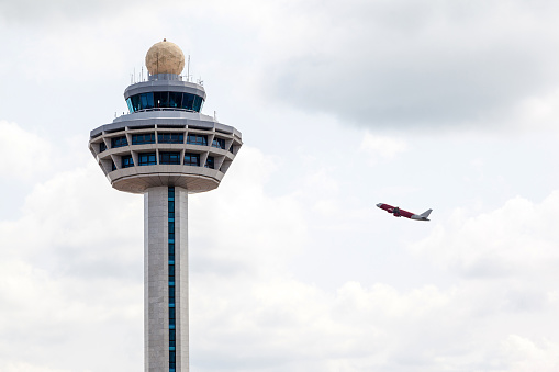 Aeropuerto de Changi, Singapur el controlador Tower con avión de despegue photo