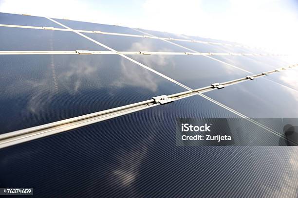Energie Alternative Pannelli Solari Fotovoltaici Contro Il Cielo Blu - Fotografie stock e altre immagini di Affari