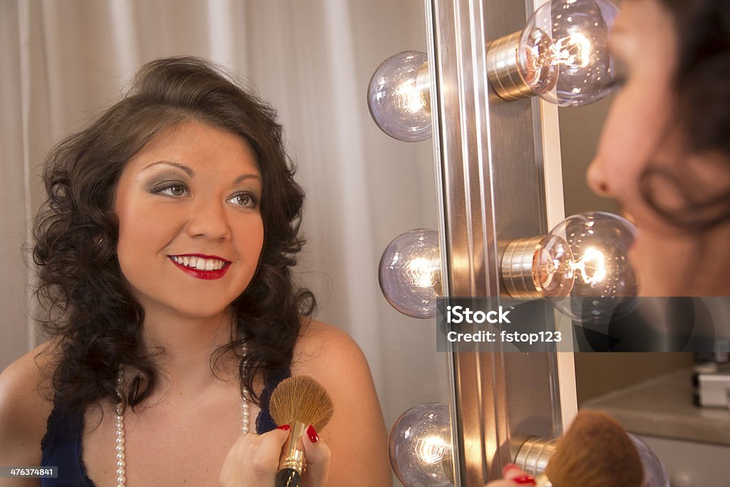 Portrait: Belle jeune femme de hollywood reflète dans un miroir de maquillage. - Photo de Activité libre de droits