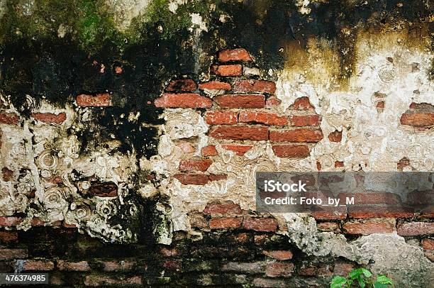 Crack Velha Parede Com Líquen - Fotografias de stock e mais imagens de Antigo - Antigo, Arquiteto, Betão