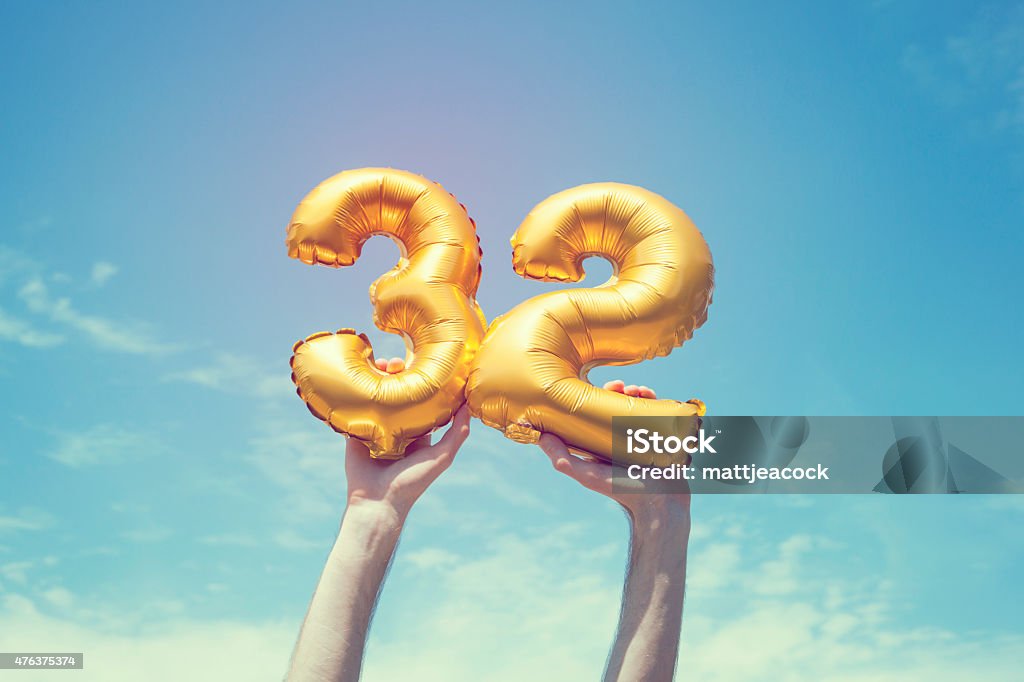 Número 32 globos de oro - Foto de stock de Número 32 libre de derechos